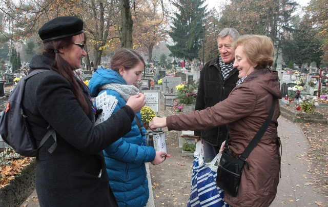 W zbiórkę na rzecz ratowania starych grobów włączyli się m.in. Beata i Jerzy Bukowscy. Zasilili oni puszkę Edyty Ogonowskiej (pierwsza z lewej) i Anieli Walczak.