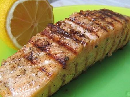 Grillowany łosoś na dwa sposobyTak zgrillowaną rybę można podawać z sosem winegret lub dipem na bazie majonezu i świeżymi ziołami.Składniki:filet z łososia (500 g)marynata:sos sojowy (2 łyżki)olej (2 łyżki)cukier trzcinowy (1 łyżeczka)czosnek (1-2 ząbki)Wymieszaj wszystkie składniki marynaty. Pokrój łososia na cztery części. Marynuj przez 30 minut. Grilluj do zrumienienia.  Składniki:filet z łososia bez skórycytryna - 2 sztukioliwa z oliwek (2 łyżki)nasiona sezamu (2 łyżki)płatki chilli (pół łyżeczki)sól do smaku, majonezŁososia pokrój w 2-centymetrową kostkę. Cytryny przelej wrzątkiem, dokładnie opłucz i pokrój w cieniutkie plasterki. Rozgrzej grill do 180 st. C. Wymieszaj sezam, chili i sól do smaku. Zaczynając od łososia, nabijaj na patyczki po kolei na przemian łososia i cytrynę. Żeby składniki lepiej się trzymały, możesz użyć dwóch patyczków do jednego szaszłyka. Skrop oliwą i posyp mieszanką sezamu i przypraw. Grilluj lub piecz, aż ryba będzie gotowa. (www.winiary.pl)