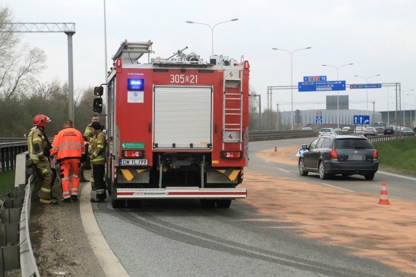 Wypadek na węźle Wrocław-Północ. Tworzą się olbrzymie korki na łączniku S8 i S5 [ZDJĘCIA]