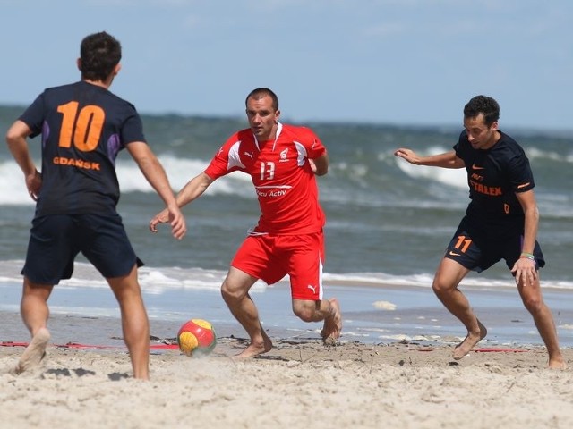 Łukasz Jarosiewicz ostatnio trenuje na plaży w barwach Vacu Activ Słupsk. Dzisiaj zagra przeciwko Druteksowi-Bytovii, w którym miał grać dwa lata temu.