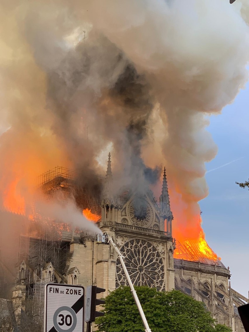 Francja: Pożar katedry Notre Dame w Paryżu NA ŻYWO [ZDJĘCIA Z WNĘTRZA] Spłonął dach katedry ZNISZCZENIA Katedra zostanie odbudowana