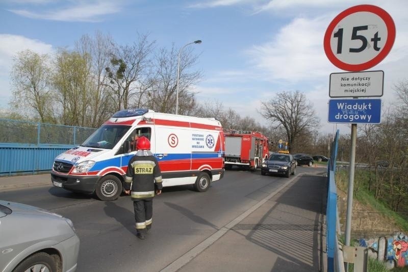 Wrocław: Groźny wypadek na Brochowie. Czołowe zderzenie BMW i nissana (ZDJĘCIA)