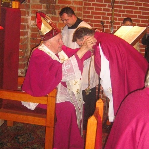 Arcybiskup Marian Przykucki przyjmuje kanoników do kapituły.