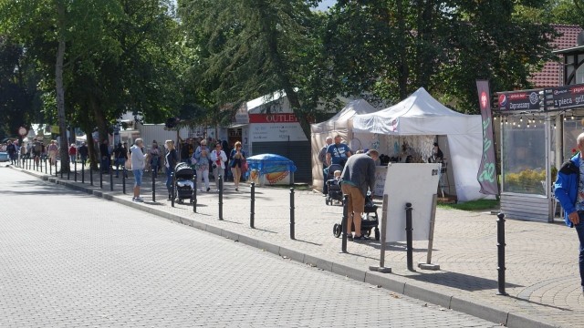 Chodzi przede wszystkim o stawiane tylko w wakacje wielkopowierzchniowe stalowe namioty, które zobaczymy dosłownie w każdej nadmorskiej miejscowości, jadąc od Świnoujścia, przez Kołobrzeg, Mielno, Darłowo, aż po Kąty Rybackie.