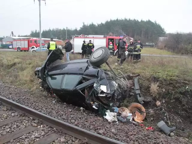 Zniszczony samochód po zderzeniu z pociągiem