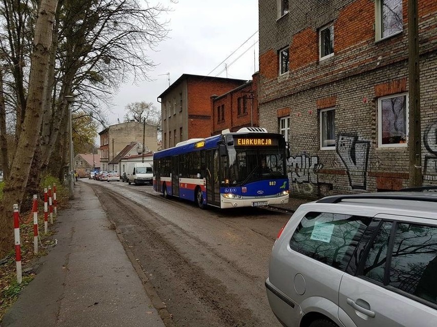 Prace budowlane na Babiej Wsi spowodowały pęknięcie asfaltu...