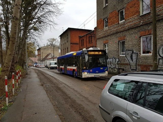 Prace budowlane na Babiej Wsi spowodowały pęknięcie asfaltu i uszkodzenia kamienicy - ewakuowano mieszkańców i zamknięto drogę.Jak dowiedzieliśmy się w Bydgoskim Centrum Zarządzania Kryzysowego, w tej chwili na miejscu na Babiej Wsi pracują jeszcze służby ratownicze.- Osoby, które zostały ewakuowane przez strażaków, w tej chwili czekają u nas w autobusie na decyzję Powiatowej Inspekcji Nadzoru Budowlanego, czy ten budynek faktycznie nie nadaje się do zamieszkania. Jeśli zdaniem inspekcji tak będzie, to oczywiście ze strony miasta Bydgoszcz zostanie zapewnione schronienie tym osobom - informuje Bydgoskie Centrum Zarządzania Kryzysowego. Aktualizacja, 19 listopada, godz. 14:49: Jak informuje Zarząd Dróg Miejskich i Komunikacji Publicznej, linie nr 2 i 6 zostały skierowane objazdem ulicą Jagiellońską. Na ulicy Toruńskiej od ronda Jagiellonów do ronda Toruńskiego uruchomiono komunikację zastępczą.Aktualizacja, 19 listopada, godz. 15:50: Inspektor Budowlany uznał, że budynek nie nadaje się obecnie do zamieszkania. Wszystkim ewakuowanym osobom miasto zaproponowało lokale zastępcze przy ul. Dunikowskiego, jak się jednak dowiedzieliśmy w Bydgoskim Centrum Zarządzania Kryzysowego, mieszkańcy stwierdzili, że poszukają sobie zastępczego lokum na własną rękę. Właściciele obiektu pozostali w budynku na własną odpowiedzialność. - Mieszkańcy w każdej chwili mogą zwrócić się do miasta o pomoc w sprawie udostępnienia im mieszkań zastępczych, mogą do nas zgłosić się – zapewnia dyżurny Bydgoskiego Centrum Zarządzania. Jak wyjaśniają nam w Bydgoskim Centrum Zarządzania, wyciek gazu był następstwem pęknięć do jakich doszło na ścianie budynku mieszkalnego oraz w nawierzchni jezdni, prowadząc aż do pobliskiego torowiska. To związku z tym został wstrzymany w tym rejonie ruch tramwajowy. Gazownicy wciąż prowadzą prace, na podstawie których zostanie podjęta decyzja, czy linie tramwajowe na tym odcinku mogą zostać przywrócone.Aktualizacja, 19 listopada, godz. 16:50: Jak podaje Bydgoskie Centrum Zarządzania Kryzysowego, gazownicy zakończyli tzw. szpilkowanie terenu i nie stwierdzili rozszczelnienia instalacji gazowej. W związku z tym, jeszcze dziś linie tramwajowe w rejon Babiej Wsi powinny zostać przywrócone.  Natomiast rzekomy wyciek gazu na Babiej Wsi to podobno wyziewy z kanalizacji. Na wszelki wypadek szef Bydgoskiego Centrum Zarządzania Kryzysowego zalecił, by co godzinę prowadzone były kontrolne pomiary w miejscu pęknięć w jezdni na Babiej Wsi. Natomiast w poniedziałek drogowcy podejmą decyzję, jak długo ul. Babia Wieś będzie zamknięta oraz sprawdzą, czy ubytki w nawierzchni da się usunąć już jutro.więcej informacji na kolejnych planszach galerii ►►►zobacz pogodę na jutro:Polub nas na Facebooku