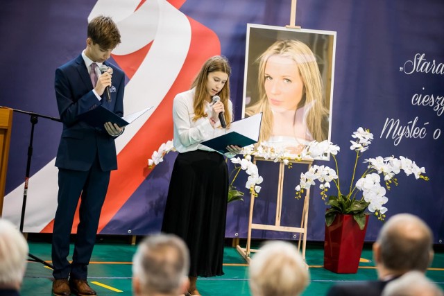 Wyjątkowa uroczystość odbyła się w piątek (22 listopada) w Niemczu koło Bydgoszczy. Miejscowa Szkoła Podstawowa otrzymała imię Agaty Mróz. W uroczystości nadania placówce imienia znakomitej siatkarki udział wzięła dyrekcja szkoły - dyrektor Jacek Michalski i wicedyrektor Małgorzata Dziedzic, nauczyciele, pracownicy szkoły, dzieci i ich rodzice. Byli również przedstawiciele władz gminy, z wójtem Wojciechem Sypniewskim na czele i innych władz samorządowych, przedstawiciele władz oświatowych, środowisk kultury oraz sportu - m.in. Ryszard Ciężki, prezes Kujawsko- Pomorskiego Związku Piłki Siatkowej, Piotr Makowski - byłego wieloletniego trenera drużyn siatkarskich i żeńskiej kadry, obecnie prezesa Pałacu Bydgoszcz czy Wojciech Jurkiewicz - prezes BKS Visła Bydgoszcz.  Uroczystości rozpoczęły się od mszy w miejscowym kościele, w intencji społeczności szkolnej i jej nowej patronki.  Potem uroczystości kontynuowano w sali gimnastycznej szkoły, która nosi już imię Agaty Mróz.  Agata Mróz (po mężu Olszewska) była znakomitą siatkarką; w latach w latach 2003–2006 była jednym z filarów siatkarskiej reprezentacji Polski (138 razy grała w narodowych barwach), dwa razy z drużyną sięgała po złoto mistrzostw Europy (2003 i 2005). Jej znakomicie rozwijającą się karierę sportową przerwała ciężka choroba (mielodysplazja szpiku). W kwietniu 2008 siatkarka urodziła córkę Lilianę, a niedługo później przeszła zabieg przeszczepienia szpiku kostnego w szpitalu we Wrocławiu. Dwa tygodnie po przeszczepie zmarła w wyniku posocznicy i związanego z nią wstrząsu septycznego. Miała 26 lat.W dzień nadania imienia Agaty Mróz, w szkole odbyła się rejestracja potencjalnych dawców szpiku na rzecz Fundacji DKMS. 