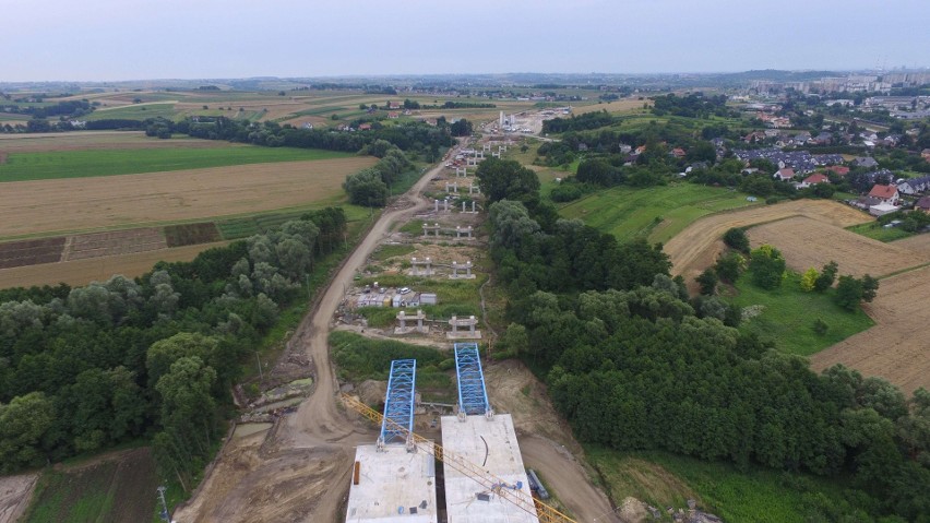 Kraków. Budowa północnej obwodnicy. Stawiają długi most. Budują wiadukt [ZDJĘCIA]