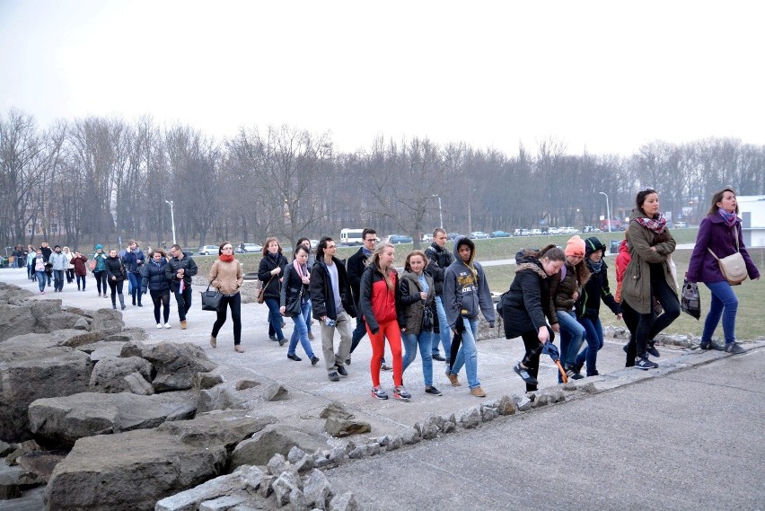 Tłumy młodych uczestniczyły w drodze krzyżowej na Majdanku (ZDJĘCIA)