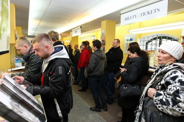 Kolejka po bilety na Imany przypominała tłumy klientów przed otwarciem supermarketu, w popularnym skeczu skandujące "open the door!!!"