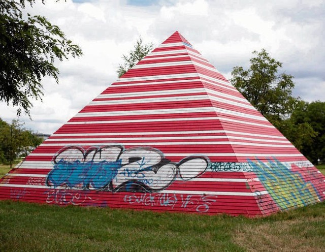 Piramidę pokrywają graffiti, jest ich ostatnio coraz więcej