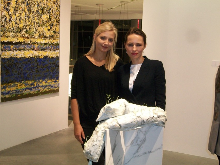 Ramona Zoladek i jej rzeźba. Z prawej Dagmara Kowal - Hazuka