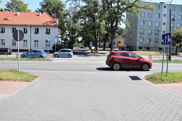 Marek Browiński zwraca uwagę, że w tym miejscu, zgodnie z planem zagospodarowania przestrzennego nie powinno być przepustu umożliwiającego skręt w lewo w al. Ratuszową