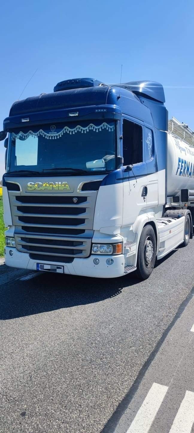 Zderzenie ciężarówek na krajowej trasie numer 74 w Gierczycach. Ranna jedna osoba