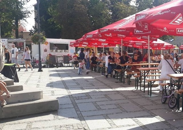 Przed nami Street Food Festiwal w Szydłowcu. Już od 11 do 13 czerwca na Rynku Wielkim w Szydłowcu zaparkują najlepsze food trucki z kuchnią z różnych stron świata. Będą potrawy kuchni hiszpańskiej, amerykańskiej, węgierskiej i azjatyckiej. Dania mięsne i wegetariańskie. Coś na słodko i słono. Będzie ich około dwudziestu. We wtorek, 8 czerwca było zapewnionych szesnaście.11 czerwca pojawią się w Szydłowcu od 14 do 22, 12 czerwca od 11 do 22, a 13 czerwca od 11 do 20.Jakie restauracyjne wozy pojawią się na Rynku Wielkim?Zobacz na kolejnych slajdach.Używaj gestów i strzałek.