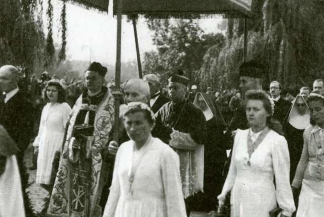 Wizyta kanoniczna w jednej z parafii na Śląsku Opolskim w 1947 r. Administrator apostolski ks. Bolesław Kominek idzie pod baldachimem.