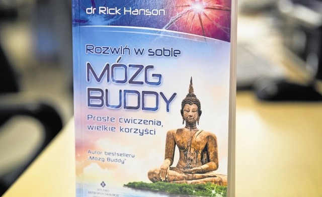 b W tej książce można znaleźć proste ćwiczenai, które ochronią Czytelników przed stresem, poprawią nastrój oraz przywrócą równowagę emocjonalną