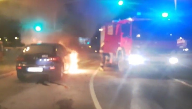 Pożar samochodu koło "zieleniaka" w Gdańsku [WIDEO]