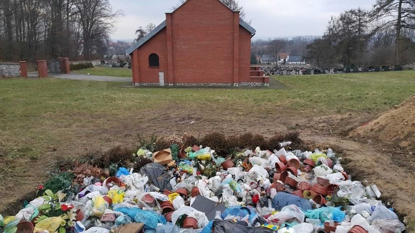 Czernichów. Na cmentarzu wykopali dół i... pogrzebali stertę śmieci. Mieszkańcy są oburzeni