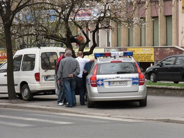 Pieszy został ukarany mandatem w wysokości 50 złotych. Odmówił przewiezienia do szpitala.