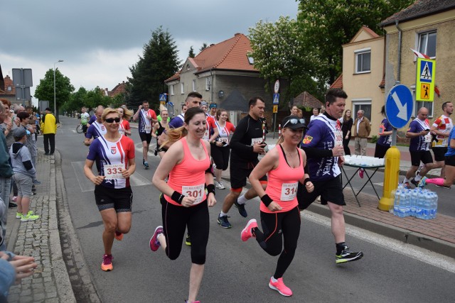 W czwartek, 3 maja, odbył się 26. Bieg Konstytucji w Zbąszynku. Na starcie stanęli zawodnicy w kilku kategoriach, od przedszkolaków poprzez młodzież szkolną do dorosłych. W biegach na 5 i 10 km startowało ponad 550 zawodników.W tym roku przedszkolaki pobiegły w nowej formule. Wszystkie dzieci startowały wspólnie, możliwa była asysta rodziców. Bieg był rekreacyjny a organizatorzy uznali, że najważniejszy jest sam udział i dlatego nie prowadzili klasyfikacji. Do biegu na 5 kilometrów zapisało się 338 zawodników. Zobacz też: Wyniki biegów Konstytucji i dekoracja zwycięzców w Zbąszynku [ZDJĘCIA]Krzysztof Szymanowski zwyciężył w biegu na 10 km w Zbąszynku [DUŻO ZDJĘĆ]ZBĄSZYNEK. 26. BIEG KONSTYTUCJI - PRZEDSZKOLAKI I MŁODZIEŻ [ZDJĘCIA]Zobacz też: Bieg po Słońce w Pniewie koło Międzyrzecza