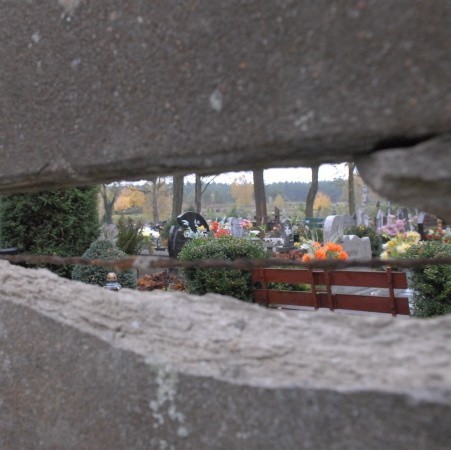 Tak wygląda płot okalający cmentarz w Otyniu. Dziury w betonowych płytach wyglądają obskurnie.