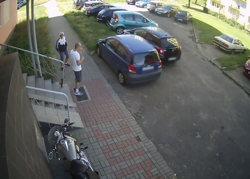 Kradzież nawigacji z samochodu w Gdańsku. Policja szuka dwóch mężczyzn, którzy mogą mieć związek z kradzieżą przy ul. Brzozowej [zdjęcia]