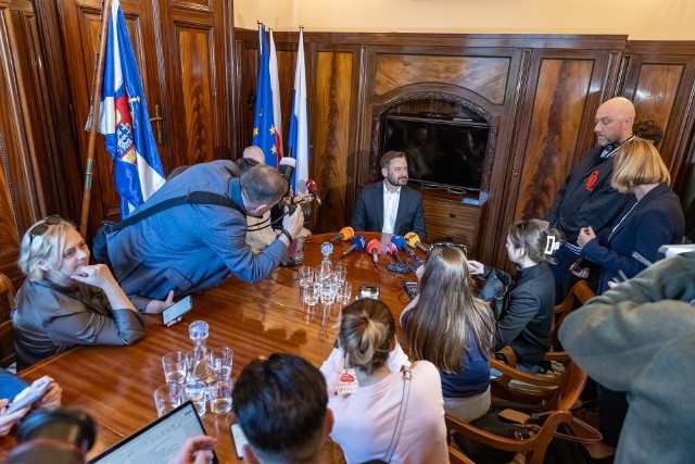 Prezydent Aleksander Miszalski w swoim gabinecie spotkał się z dziennikarzami.