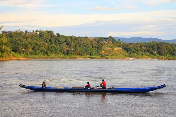 - Tajsko-laotańska granica przebiega na rzece Mekong.