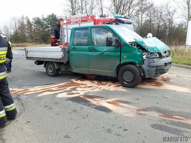 69-letni kierujący volkswagenem transporterem wymusił pierwszeństwo przejazdu na 35-letnim kierowcy volkswagena craftera. Doszło do zderzenia, na szczęście nikt nie ucierpiał. Sprawca został ukarany mandatem. Do kolizji doszło około godz. 9.30 na terenie Metalchemu.