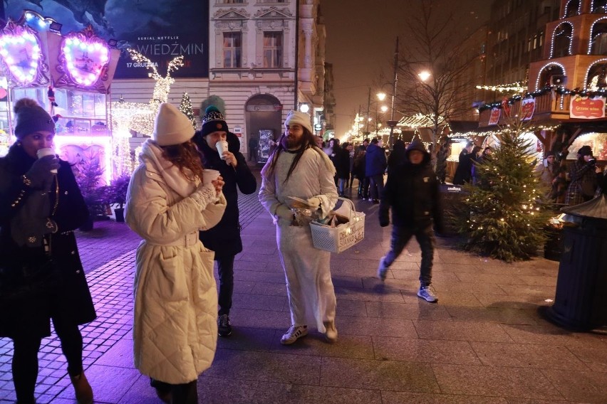 Sobotni wieczór na ul. Piotrkowskiej - mnóstwo łodzian na...