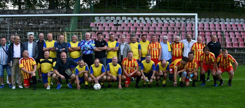 Z okazji jubileuszu 40-lecia Stadionu Kielce odbył się pokazowy mecz z byłymi piłkarzami Korony Kielce. Były ogromne emocje. Zobacz wideo