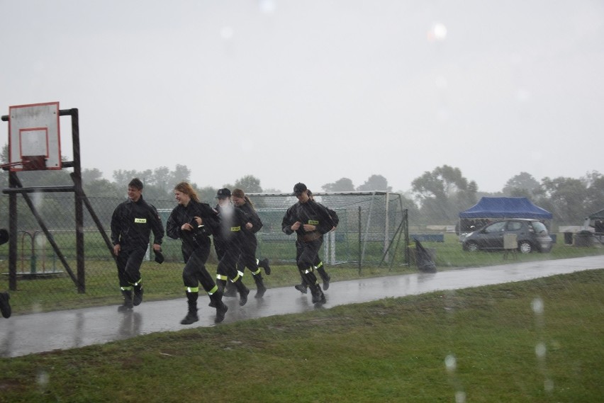 Bosutów i Poskwitów to najlepsze drużyny strażackie w powiecie krakowskim. Zawody sportowo-pożarnicze [ZDJĘCIA]