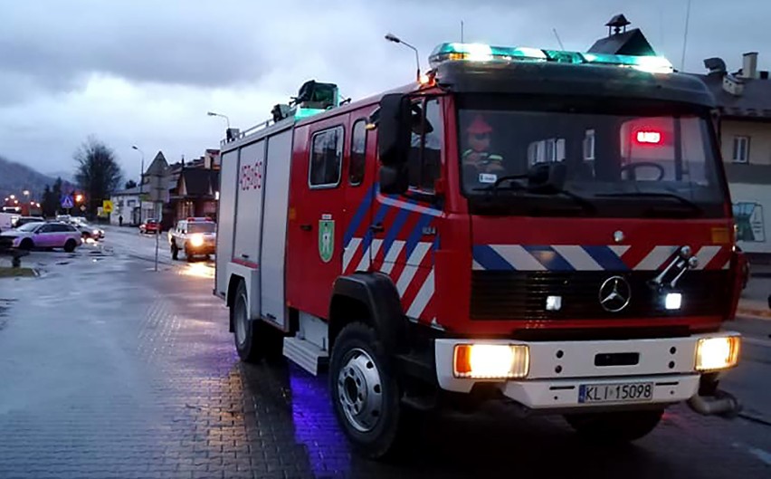 Kamienica/Limanowa. Zmarł pieszy potrącony przez auto