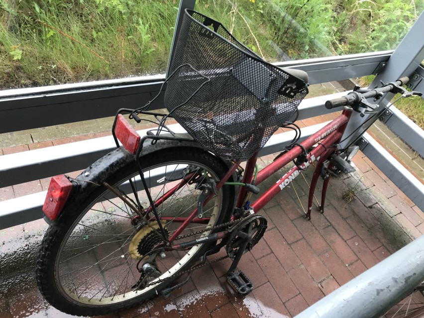 Zaniedbany parking dla rowerów przed dworcem PKP w Słupsku