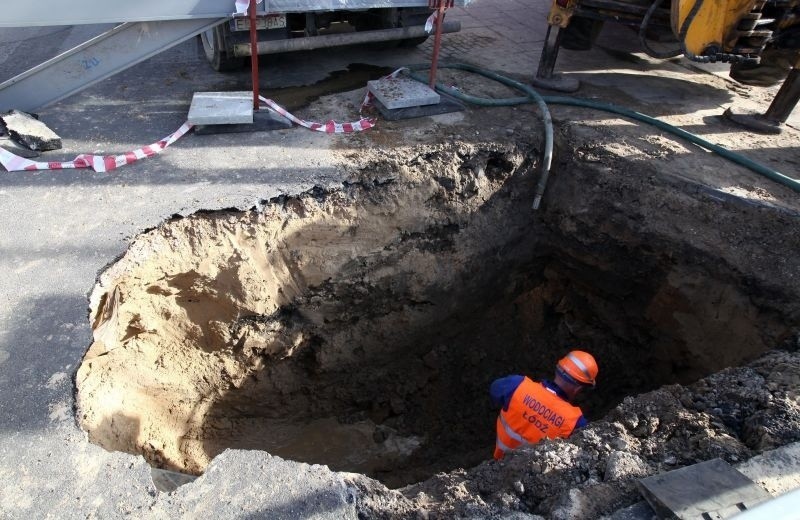 Awaria wodociągowa na Paderewskiego i Tuszyńskiej. Pękła rura pod jezdnią