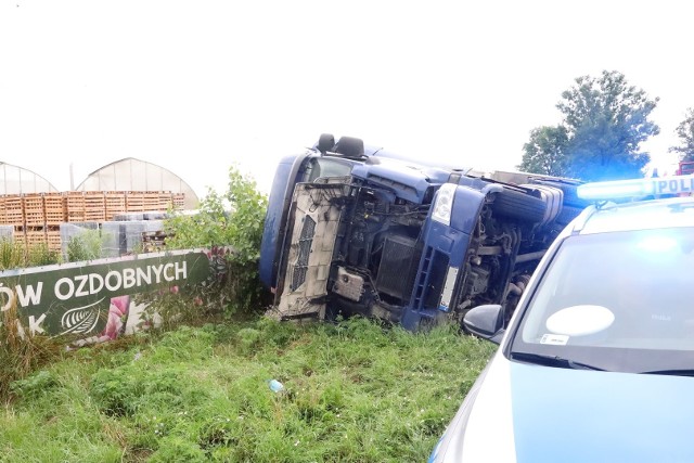 Wypadek na DK3 na Dolnym Śląsku. Ciężarówka wylądowała w rowie