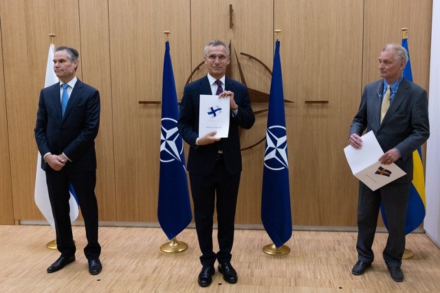 Jens Stoltenberg pokazuje wniosek Finlandii o przystąpienie do NATO. Większość mieszkańców Finlandii popiera przystąpienie swojego kraju do NATO