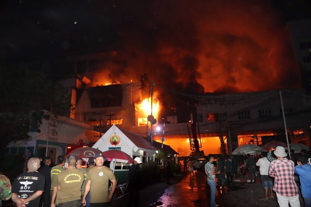 W momencie wybuchu pożaru w budynku znajdowało się około 400 osób