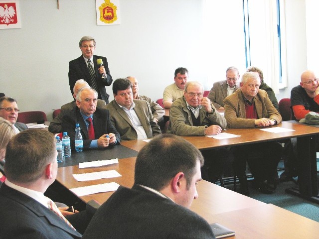 Stefan Sutyniec (w środku)podkreślał na spotkaniu w ratuszu, że mieszkańcy muszą poznać liczby, aby się zgodzić