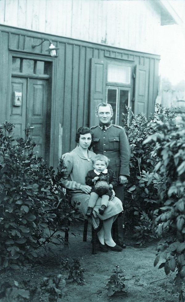 Anna i Mieczysław Tomaszewscy z kilkuletnim synkiem  Kazikiem