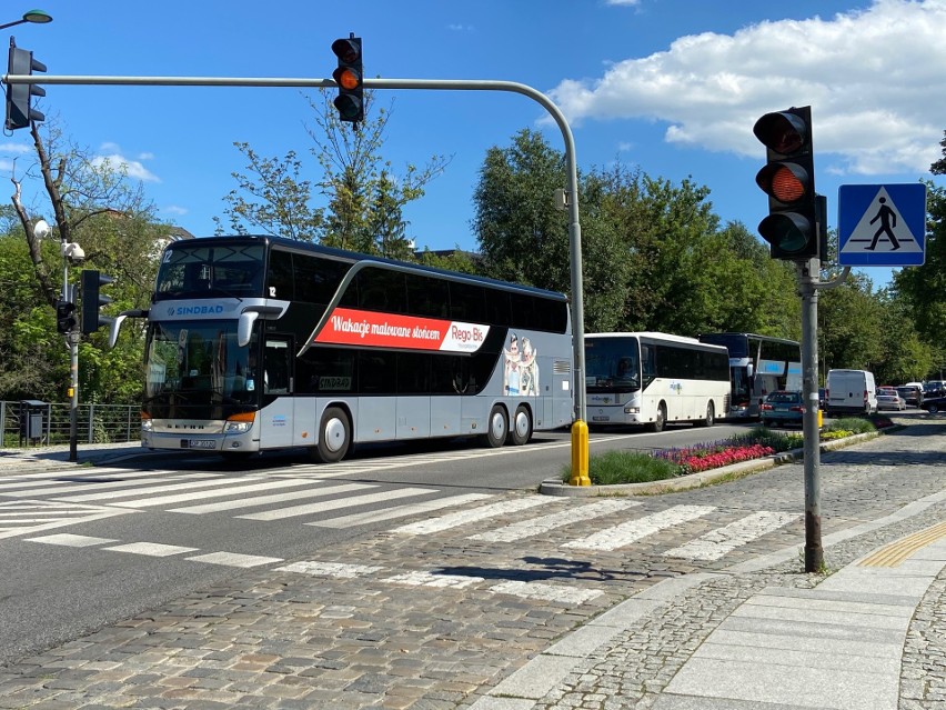 Autokary jeżdżą po Opolu i spowalniają ruch.