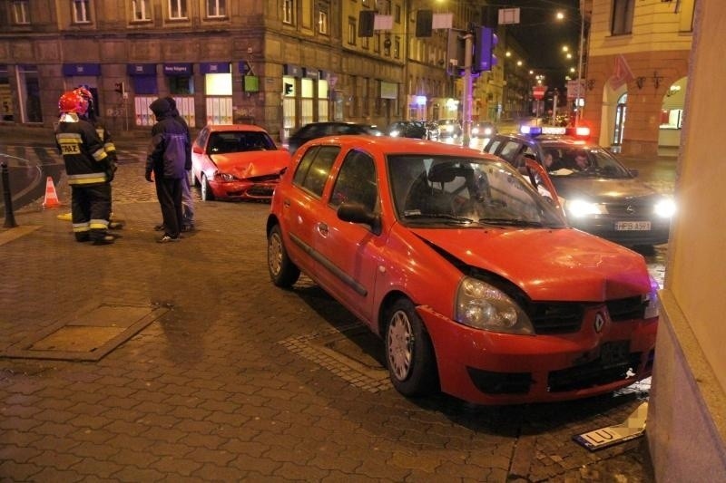 Wypadek na Piłsudskiego. Jedno z aut uderzyło w ścianę (ZDJĘCIA)