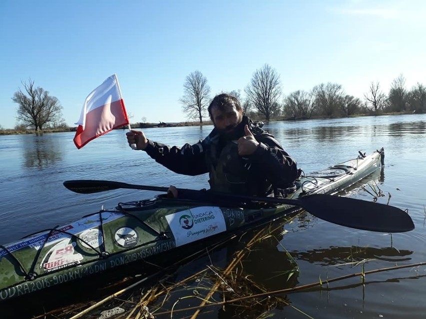 Robert Tomalski ma do pokonania w sumie 808 km rzeką pod...