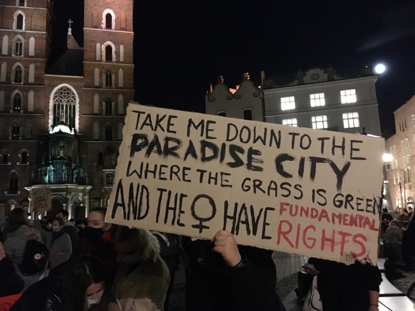 Kraków. Protestujący kolejny dzień wychodzą na ulice z ostrymi hasłami [ZDJĘCIA]