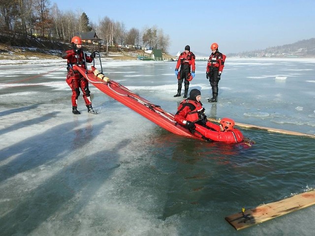 Strażacy nurkowie z Przemyśla, Sanoka, Jasła, Brzozowa i Tarnobrzega, ćwiczyli przez kilka dni na zmarzniętym jeziorze Solińskim w Bieszczadach.