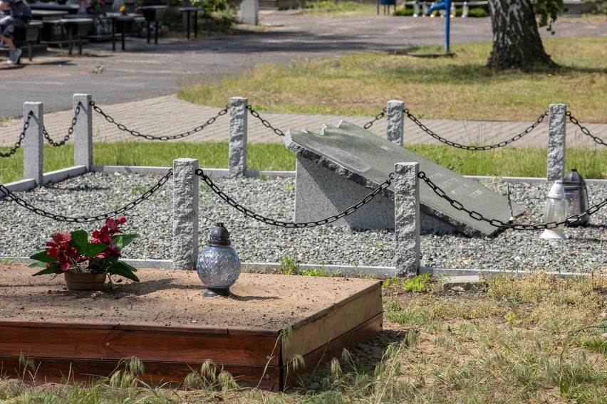Zbiorowe mogiły na cmentarzu przy ul. Wiślanej