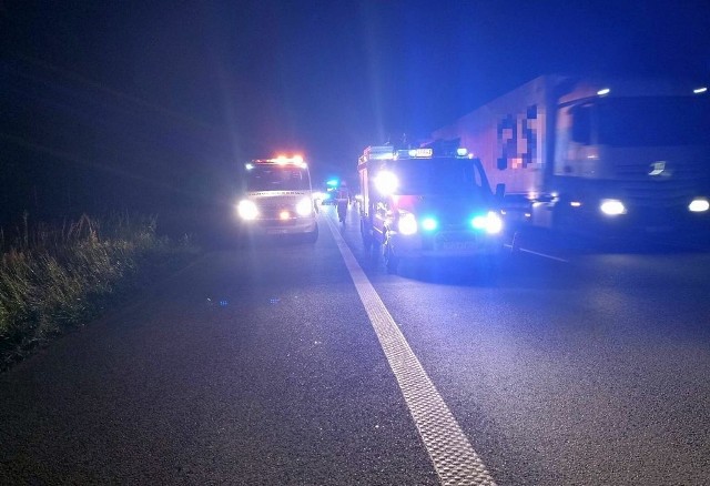 Wypadek na opolskim odcinku autostrady A4. Z ciężarówki przewożącej podkłady kolejowe wypadł ładunek na jezdnię.