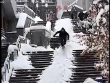 Na nartach... po schodach w centrum Bielska-Białej. Zima w mieście może zaskoczyć. Film z brawurowego zjazdu bije rekordy